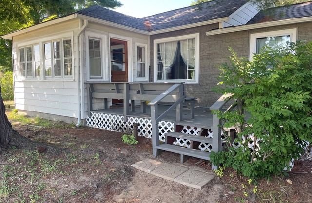 Snow his here sled from your door Cozy 3 bedroom cottage in town-pet friendly!