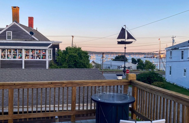 Snowbird-friendly house with alfresco deck, harbor view, & W/D - walk everywhere