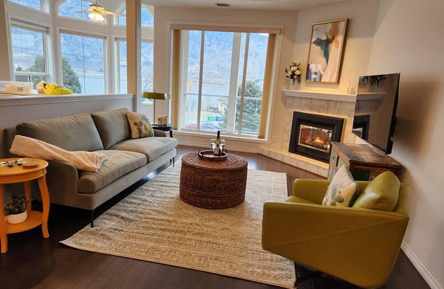 Snowbirds! Enjoy Osoyoos’ lakefront, top floor condo, centre of town 55+