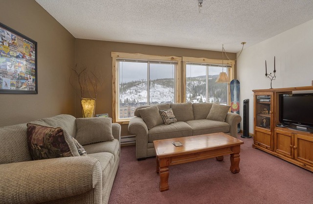 Snowblaze E302 1 Bedroom Condo by Redawning