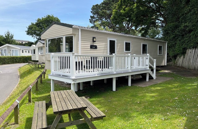 Snowdrop Lovely caravan, veranda and dogs stay free at Rockley Park Poole Dorset
