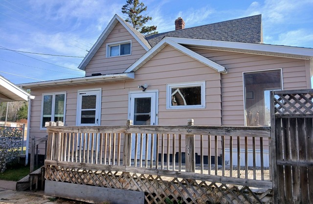 Snowmobile, UTV trails, Fishing in a charming 3-bedroom house in Republic