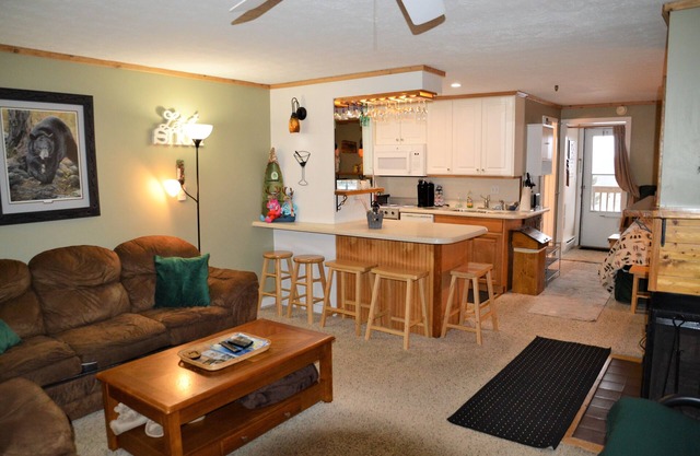 * Acogedor Chalet * Área de juegos de verano, vistas Mtn, WIFI, TV / DVD, W / D