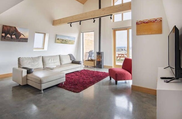 This beautiful self catered 3 bedroom Cabin sleeps 6.