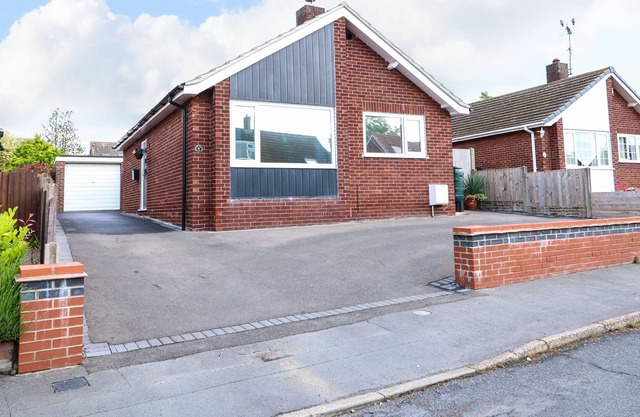 SNUFFLING HEDGEHOG, pet friendly, with a garden in Cherry Willingham