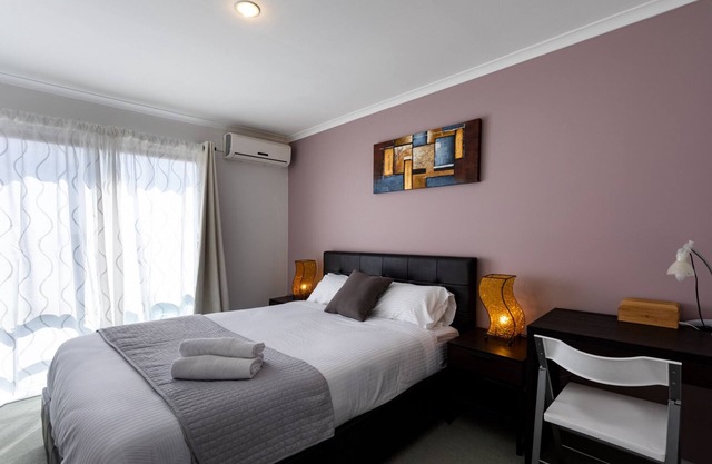 Snug 2-bed Townhouse Near Bustling Shops