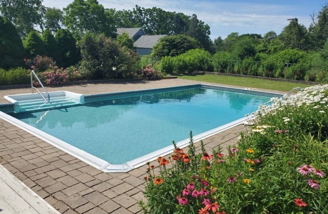 SNUG HARBOR in South Kingstown, RI...POOL, Yard, Deck..Close to Beach & Seafood.