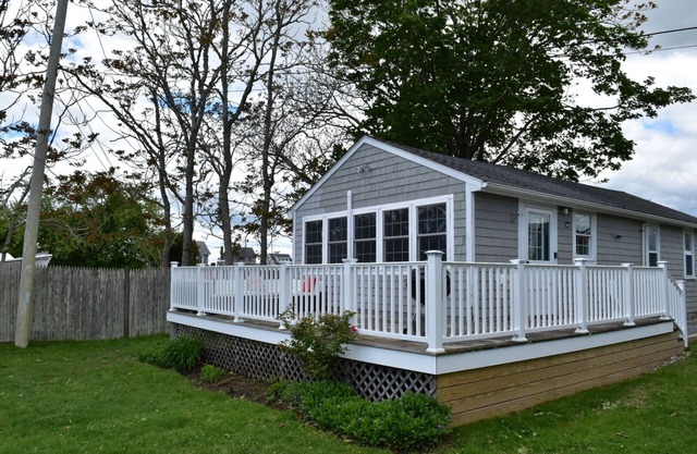 Snug Harbor Waterfront Cottage Pet Friendly