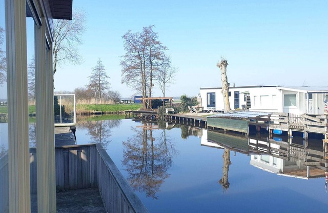 Hermoso chalet con su propia balandra y puerto en Bantega Frisia