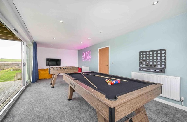 Snug House, sleeps 12 with hot tub on Retallack Resort
