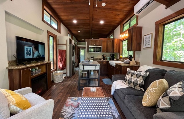Snuggle Up-Swimming Pool & Clubhouse - Tiny House