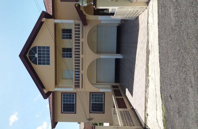 Acurrucado en un hermoso y pintoresco vecino residencial