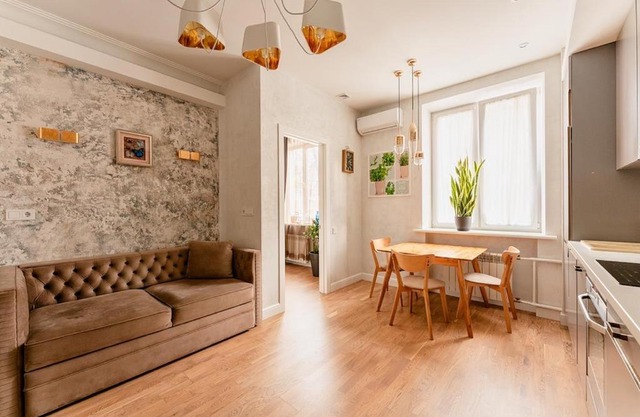 SO Charming apt near Victory square in downtown