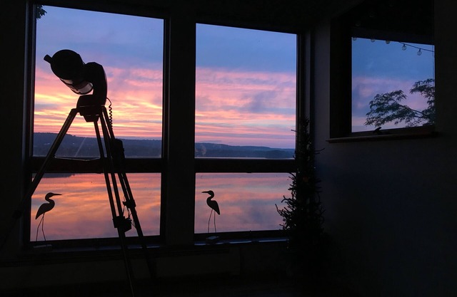 ¡Sumérgete en la puesta de sol y celebra la belleza de cualquier estación en el lago!