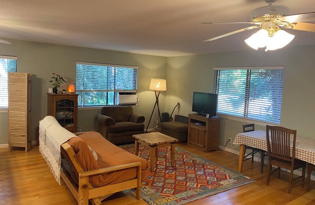 Studio with newly remodeled bathroom and soaker tub near Edward's Crossing