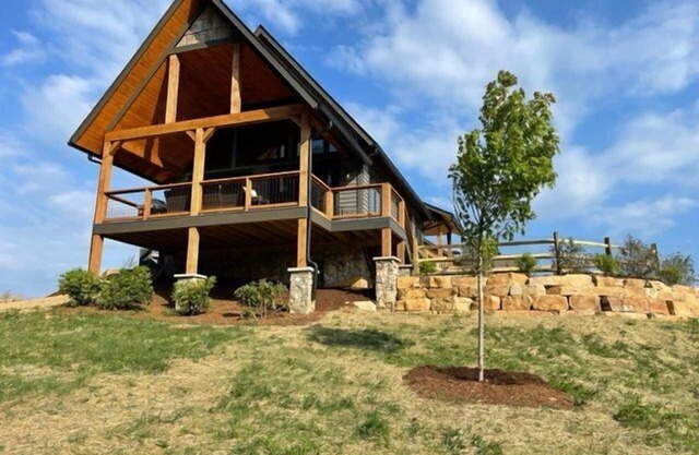 Soaring Hawk Lodge at Eagles Nest - pet run, big views, two suites