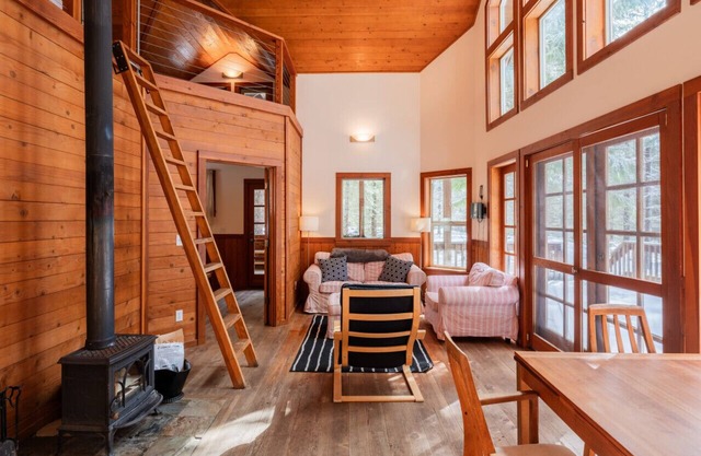 Soda Mountain Cabin w/ Jacuzzi and Wood Stove at Green Springs Inn