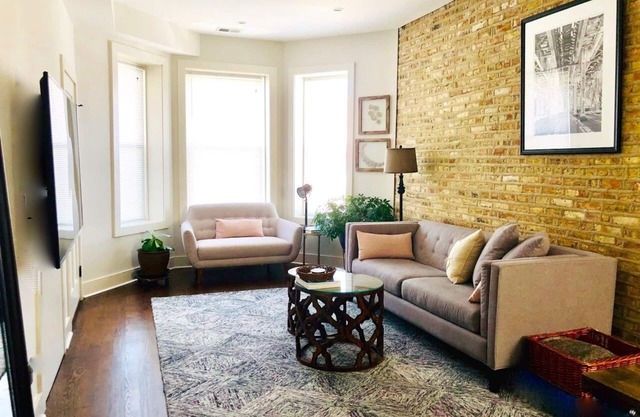 Cuero suave y cálidos ladrillos en una elegante casa Rogers Park