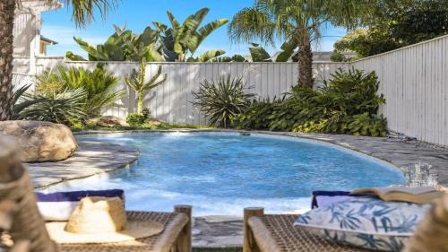 Sojourn - Pool Oasis, Designer Home, opp Beach
