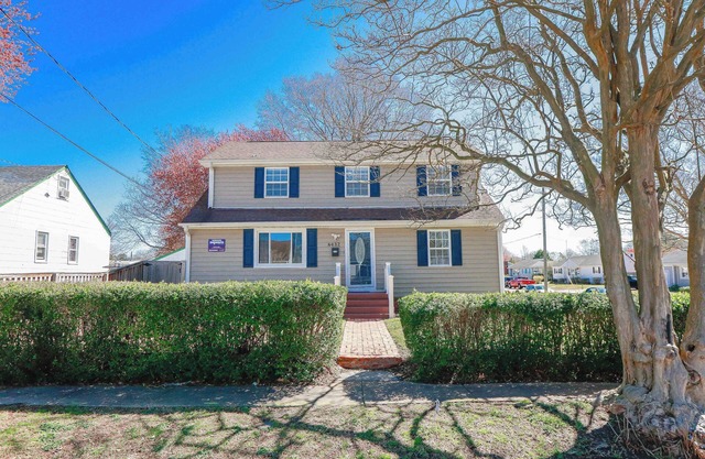 Sojourn Spacious Family Retreat with Fenced Backyard