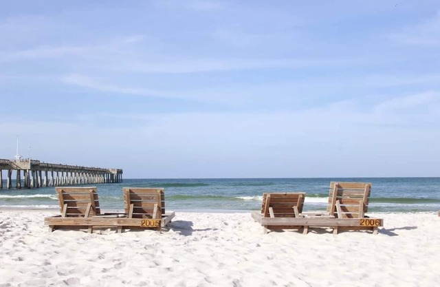 Sol Seeker☀️2 bed 2 bath |Close to Beach🏖Large Deck🌴Beautiful Pool | Privacy