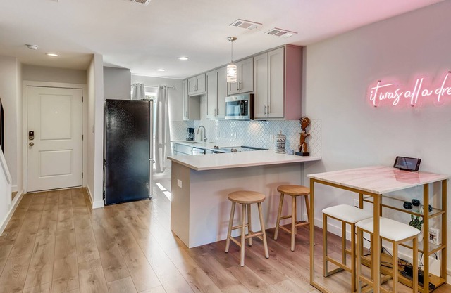 Cozy Condo w/in Close Proximity to Downtown - by PMI Austin Metro