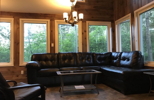 Solar Living, en este desierto fuera de la red, Lake Cabin, cerca de Kenora, encendido.