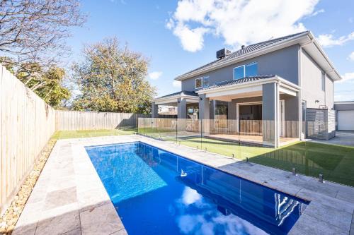 Solara House with Heated Pool and Cinema Room