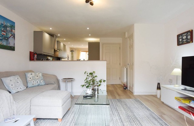 Solent Stay – 3-Bed Townhouse in Lee-on-the-Solent | Ideal for Work or Family Trips