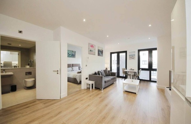 Solihull 1 Bed apartment with Gym & Parking, NEC