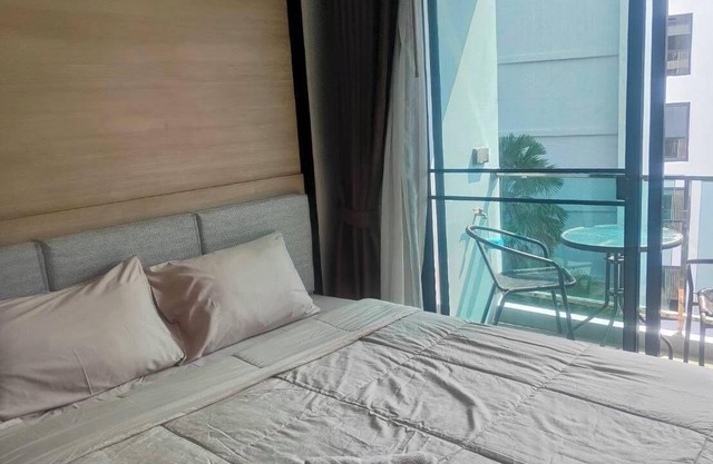 Solo travelers who want to vacation in Pattaya for a short term.