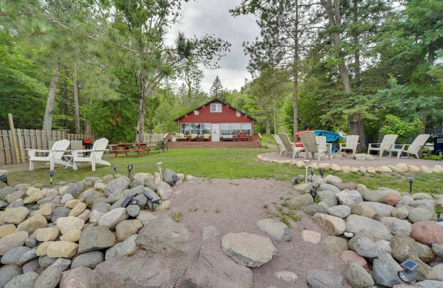 Lakefront Cabin w / 32 ’Dock + Row & Paddle Boats!