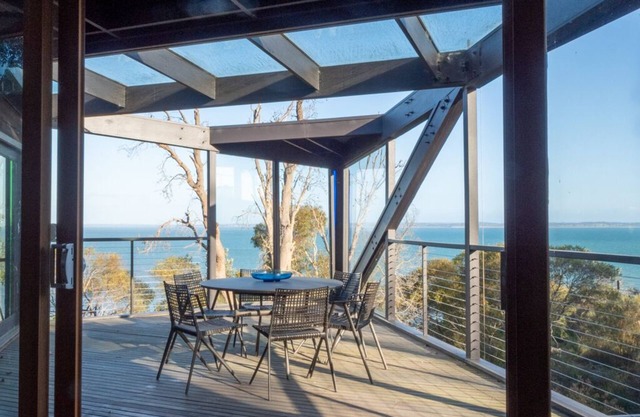 Somers beach house, spectacular ocean views and direct beach access
