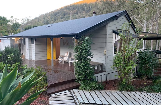 Somertime Cottage - Relax with family & friends 4 bed, 2 bath house sleeping ten