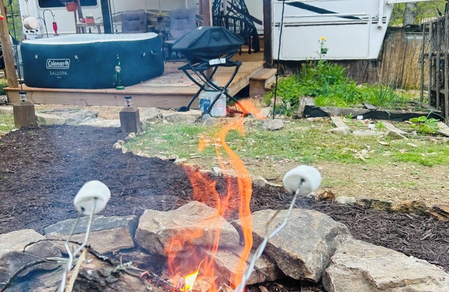 Somethin' Soulful Glamping Couples Retreat w/ Jacuzzi