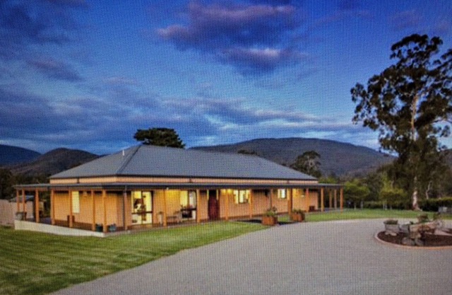 Algo para todos en este excepcional Hobby Farm de 22 acres. Casa grande bellamente diseñada: 4 habitaciones, 2 baños, piscina, spa, gimnasio, caballos, ganado,