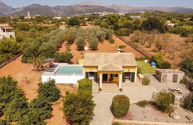 Son Serra country villa for 4 near Buger