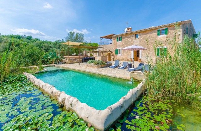 SON VELL - Villa tradicional mallorquina con piscina natural en la tranquilidad del campo.