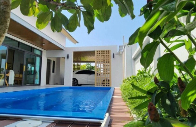 Songmee Pool Villa Nikompattana