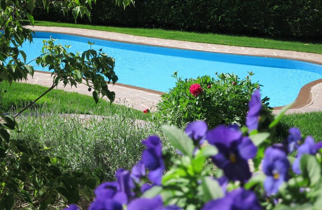Sonnige Urlaubstage mit Pool bei Meran