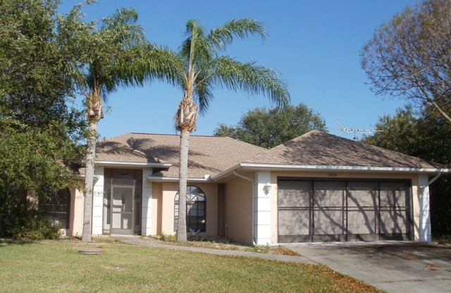Soothing 3-bedroom house with AC in Port Charlotte. On the river near beach