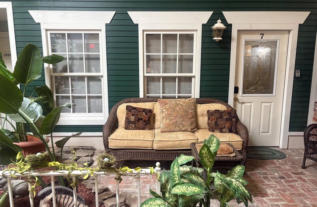 Soothing 3-bedroom apartment with AC in Lorain
