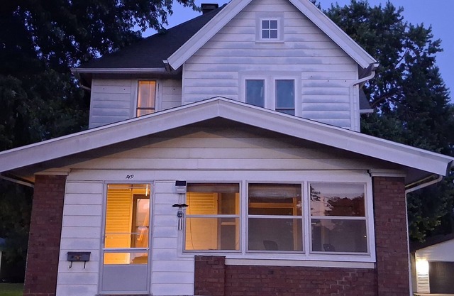 Soothing apartment with AC in charming Galesburg