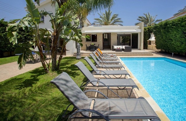 Soothing Sunset Villa, 200m to the Beach