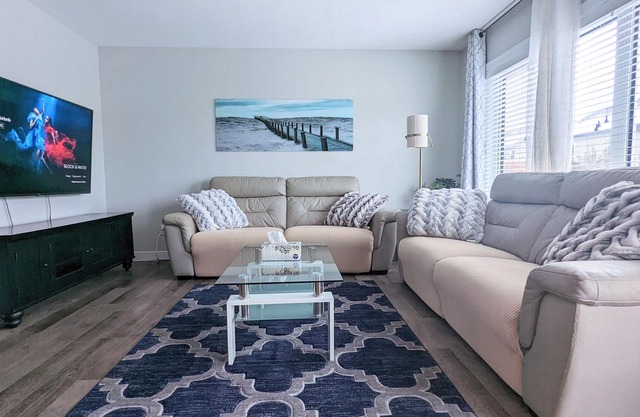 Sophie's @ Sask w/ bsmnt suite - 4BR/3.5BA