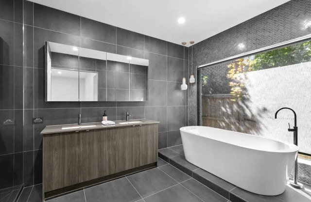 Sophisticated Abode Luxurious and contemporary home just 10 mins to the beach