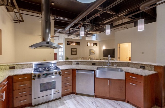 Sophisticated Comfort: Luxury Loft w/Chef's Kitchen in Gaslamp Quarter