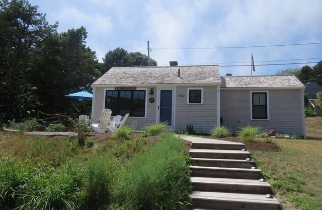 No te pierdas este! Esta casa de dos dormitorios (1 king y 2 gemelos) recientemente renovada y actualizada tiene un hermoso espacio abierto y mucha luz.