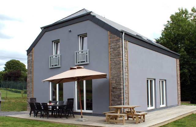 Moderna casa de vacaciones en Nadrin con sauna
