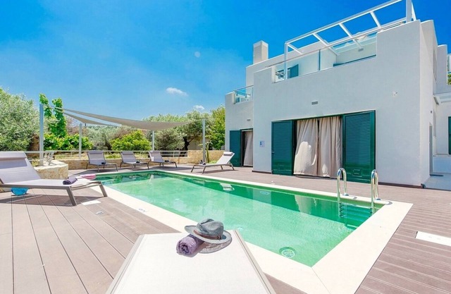 Sofisticado y moderno con piscina privada en el pintoresco pueblo de Gerani, a 500 m de la playa.